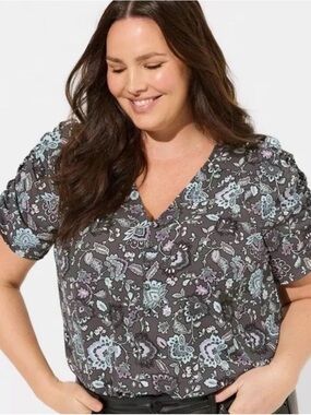 Torrid Harper Gray Floral Blouse Size 0 Plus Size V-Neck Short Sleeve Top Flowy